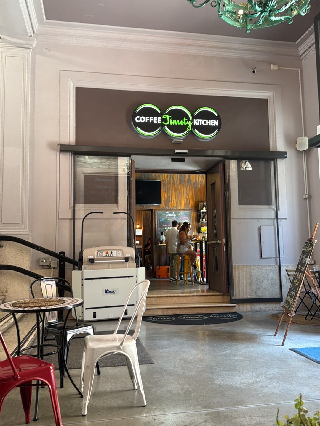 Timoty Drinks & Kitchen: the place