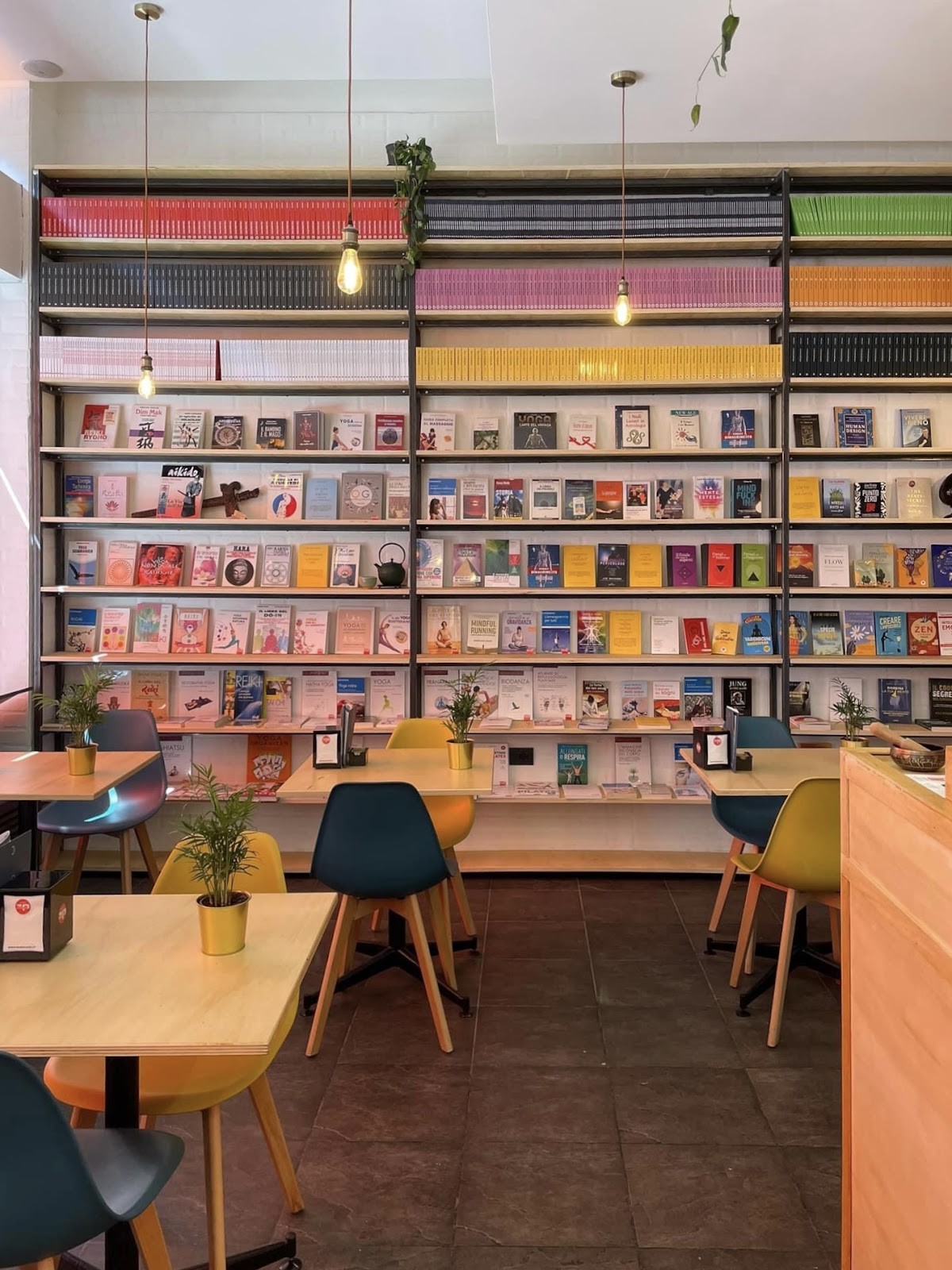 Ècate Caffè Libreria: the place