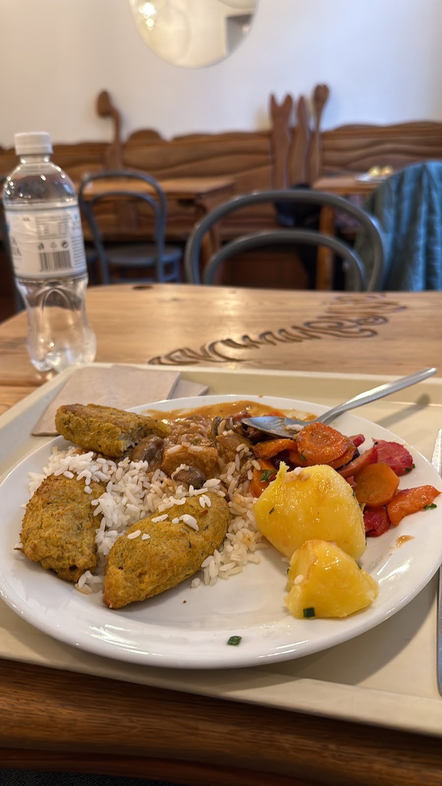 Veganská restaurace Country Life Melantrichova: food & drinks