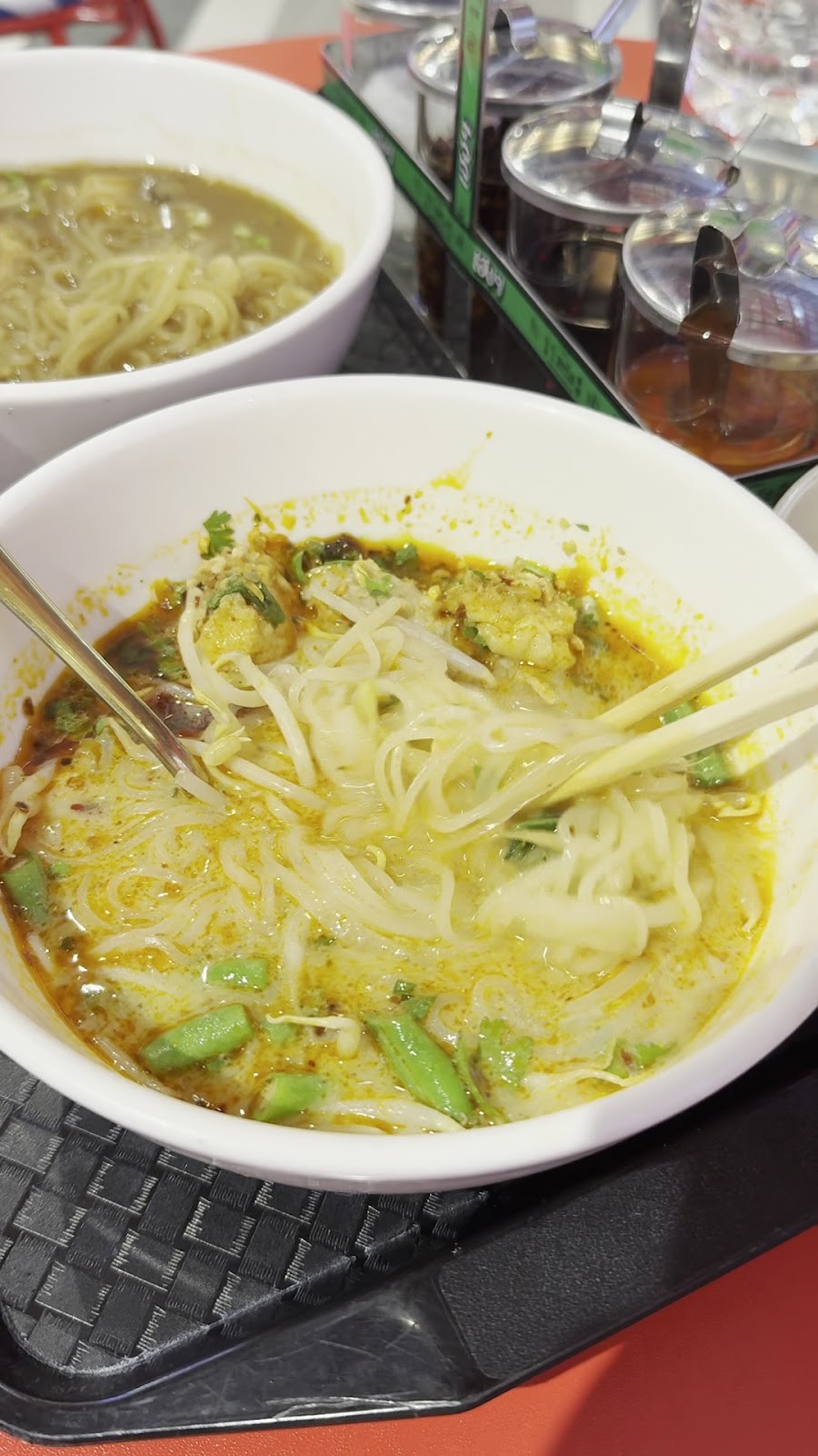 V Street Emsphere: food & drinks