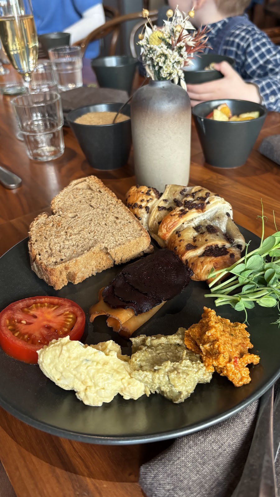 LEUCHTENDROTER: food & drinks