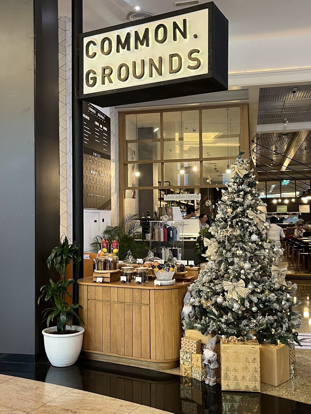 Common Grounds - Mall of the Emirates: the place