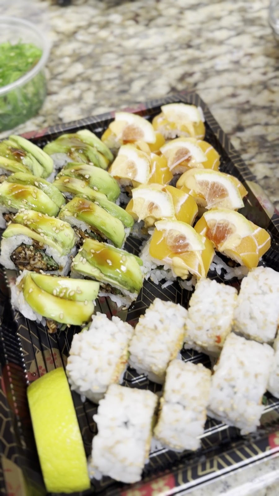 Gorilla Eats Sushi: food & drinks