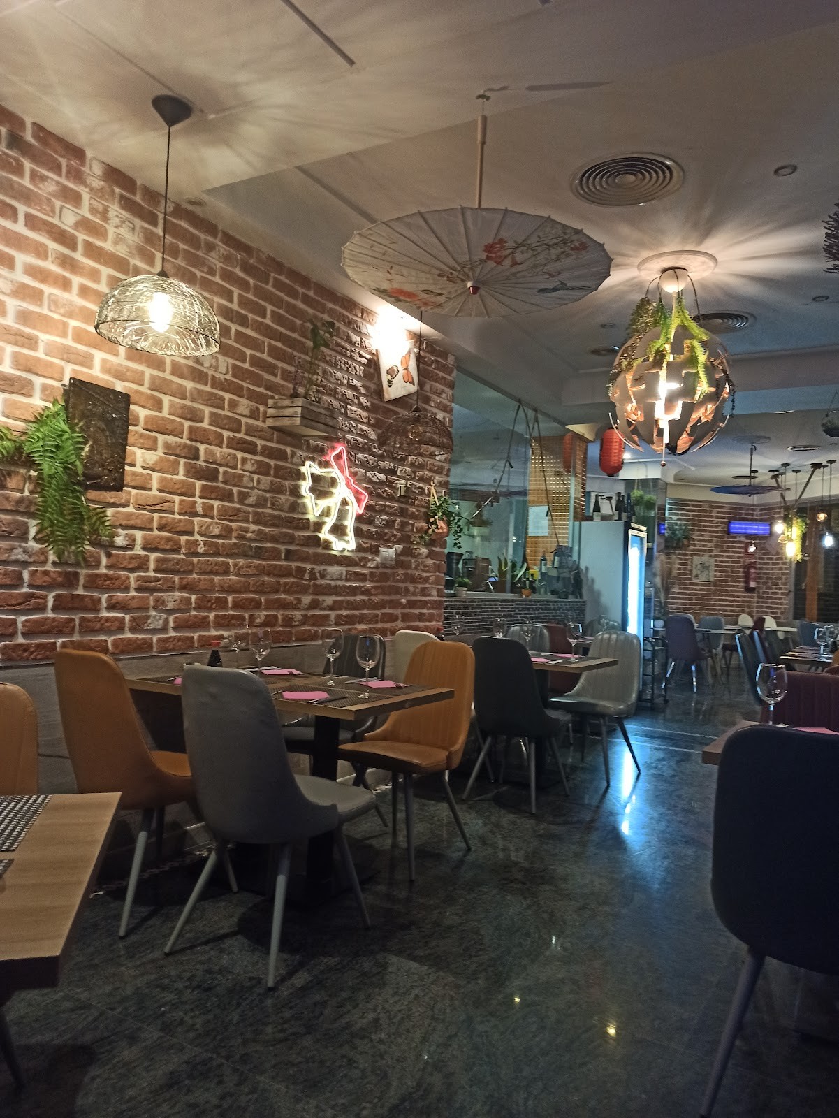 Colala Noodles & Sushi: the place