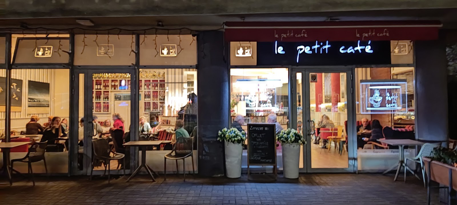 Le Petit Cafe: the place