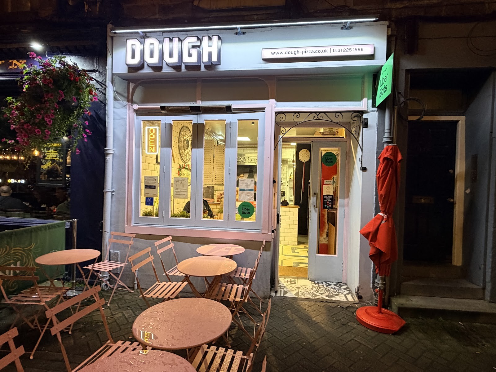 Dough Pizza: the place