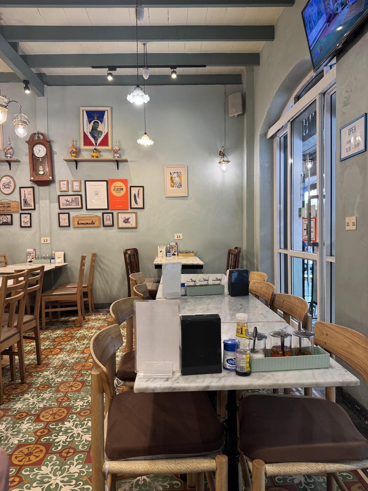 Home Cafe Tha Tian: the place