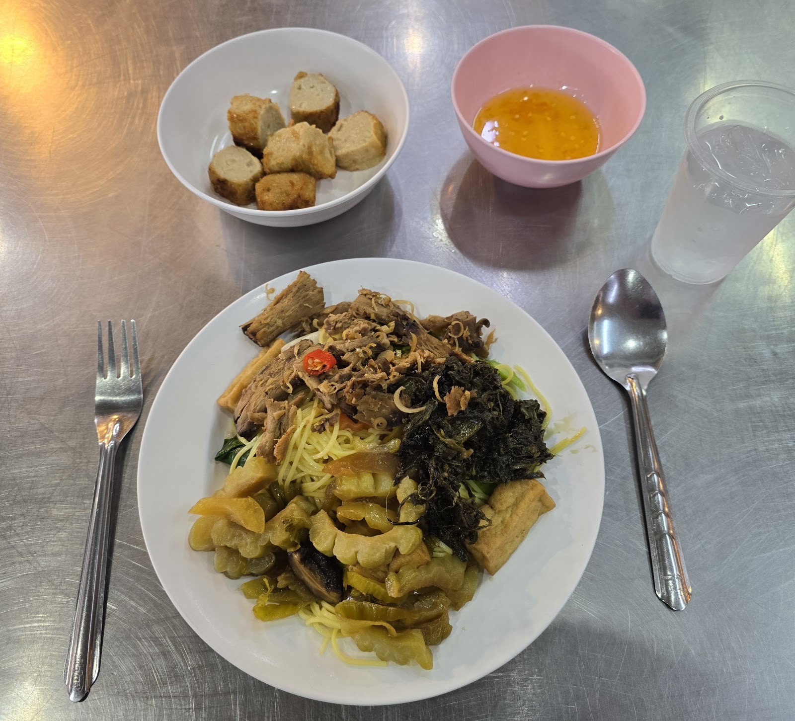 Khun Aeo Vegetarian Restaurant: food & drinks