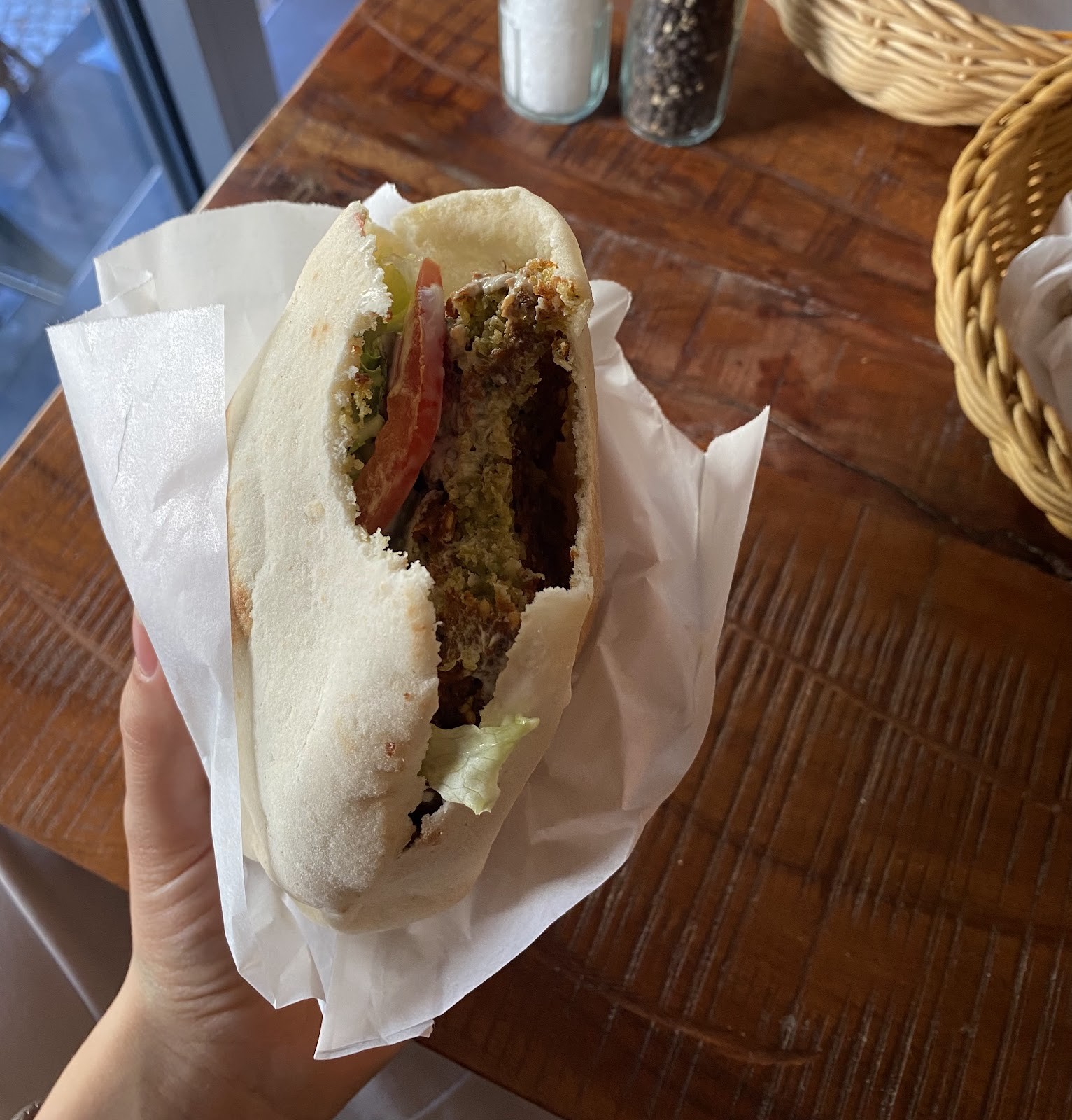 Kiez Falafel: food & drinks