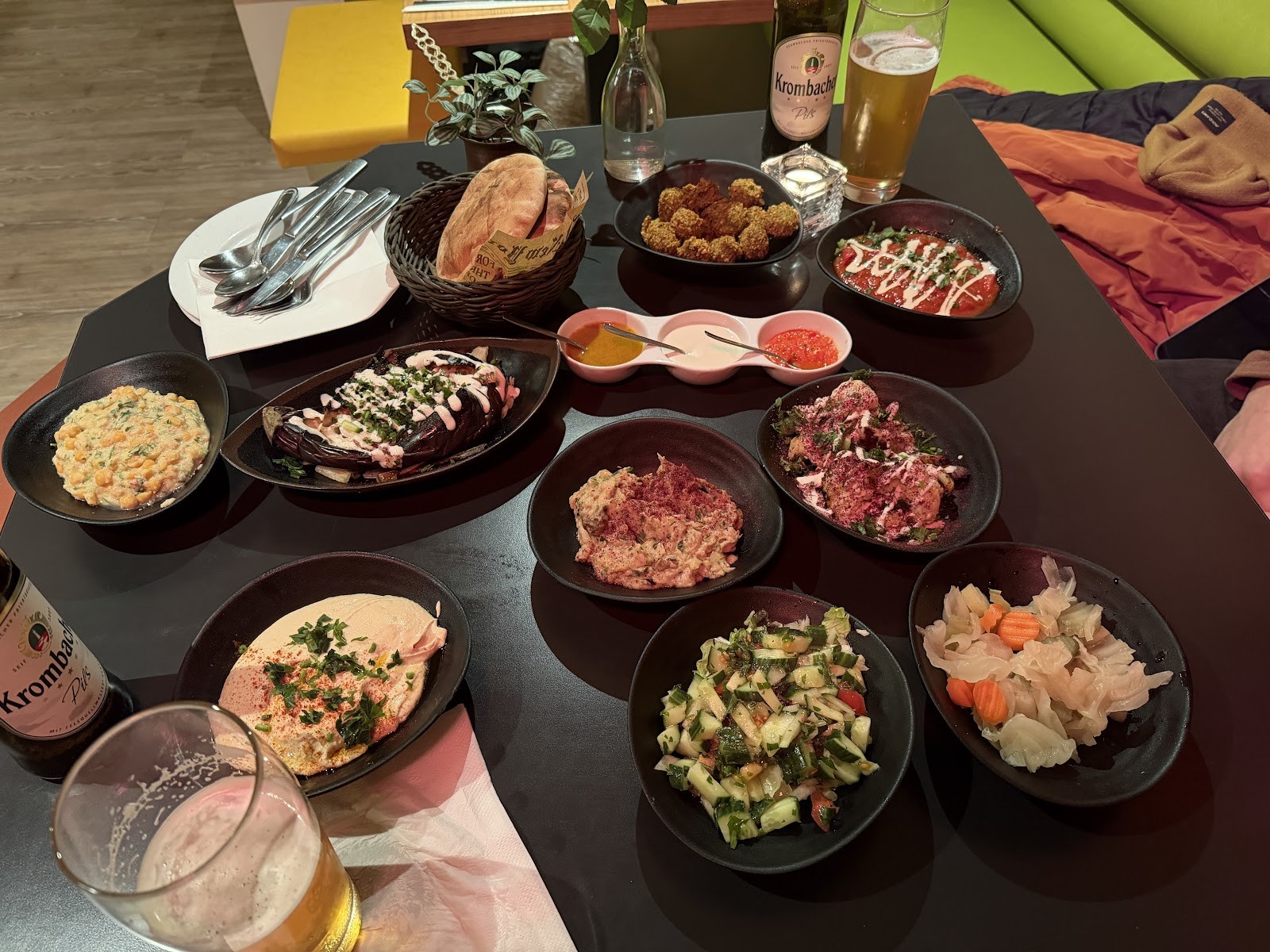 Falafel Sababa: food & drinks