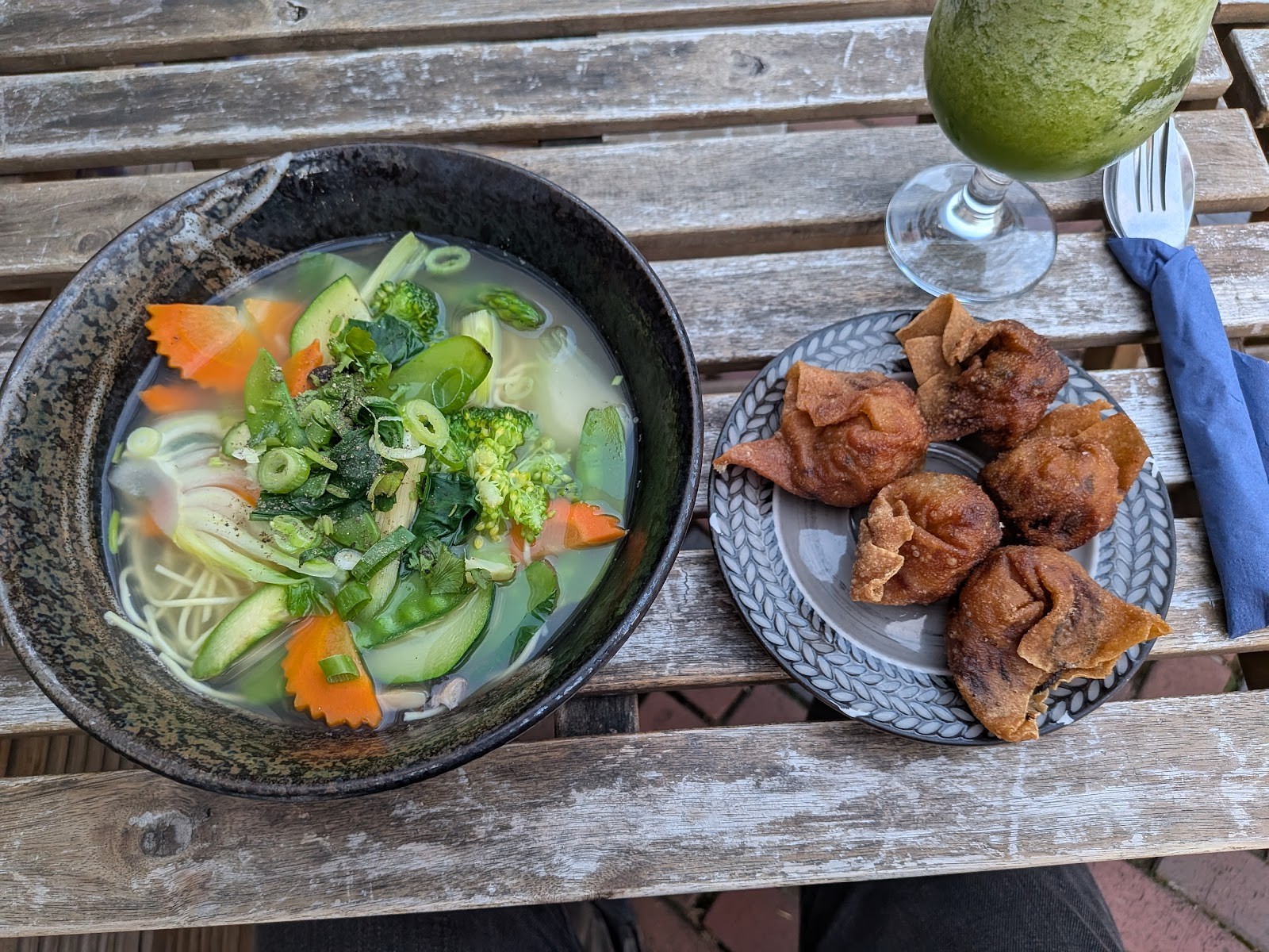 TA Vegan House Altona: food & drinks