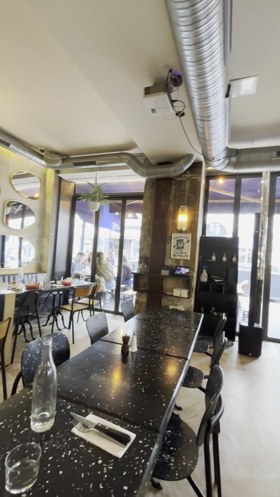 Wanted Café Paris: the place