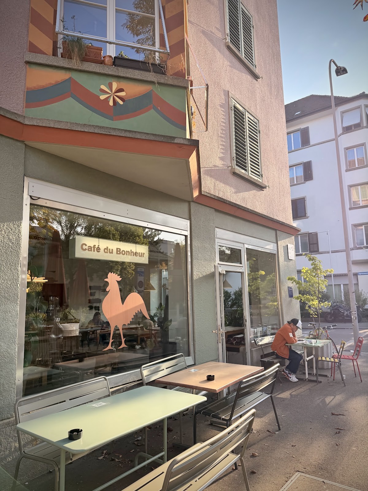 Café du Bonheur: the place