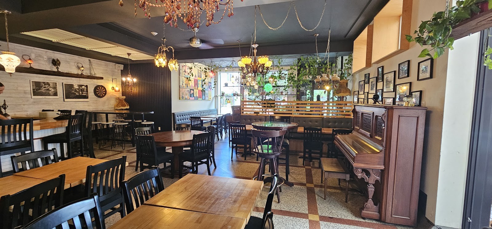 MOLLIE Bar Resto: the place
