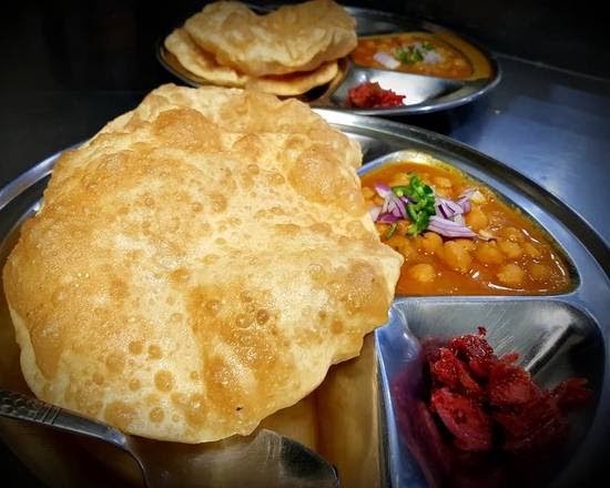 Royal Sweets Cafe: food & drinks