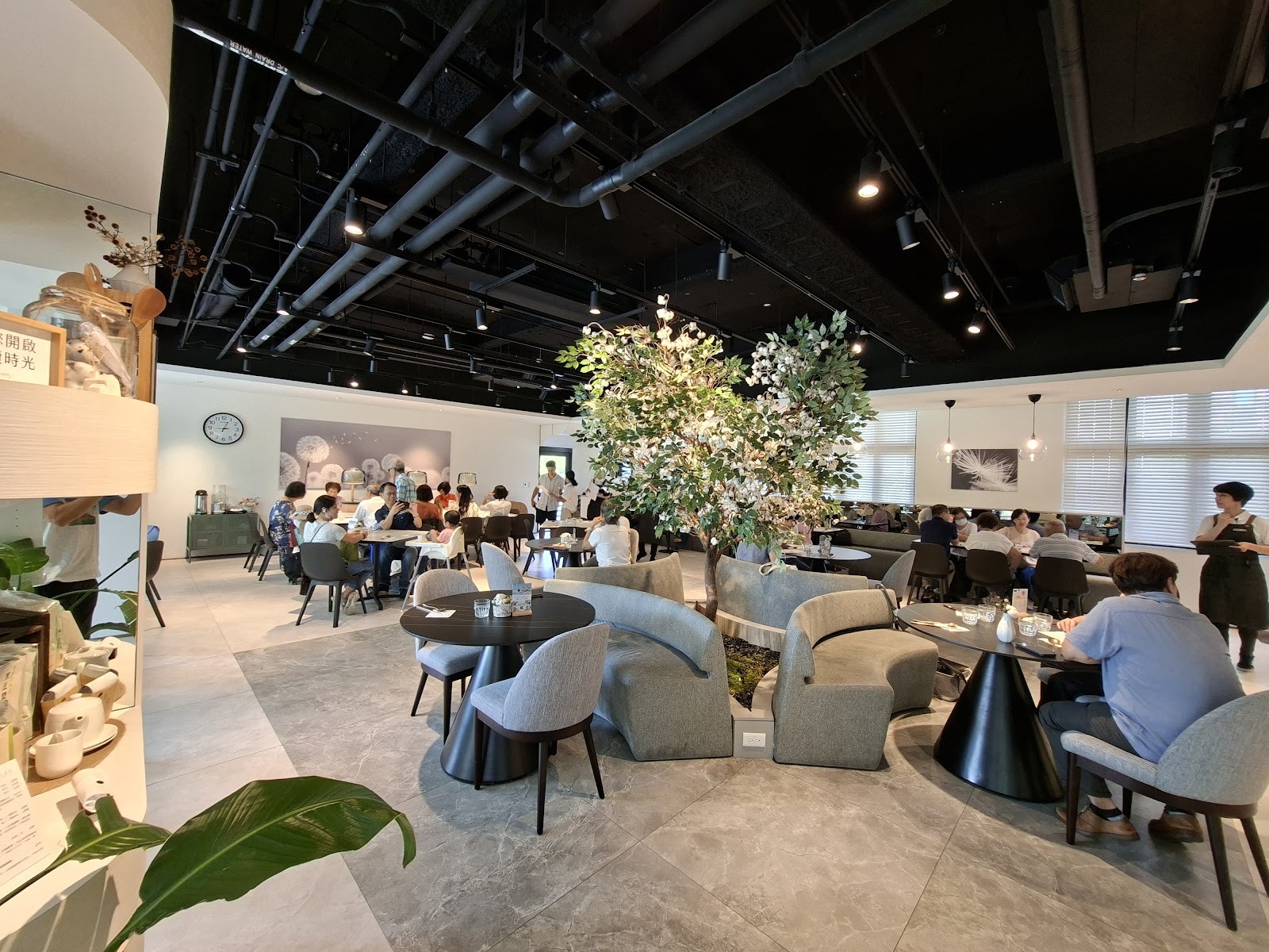 Dandelion 常不輕 關渡店: the place