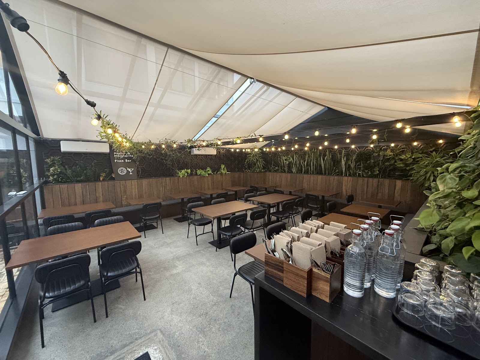 Master & Margherita Pizza Bar: the place