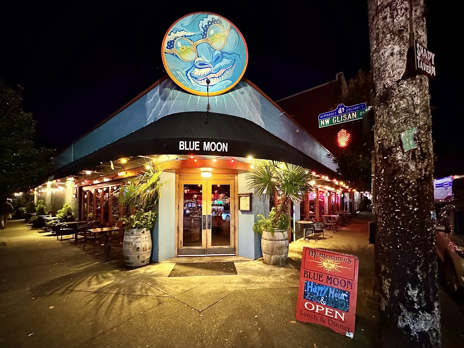 McMenamins Blue Moon Tavern & Grill: the place