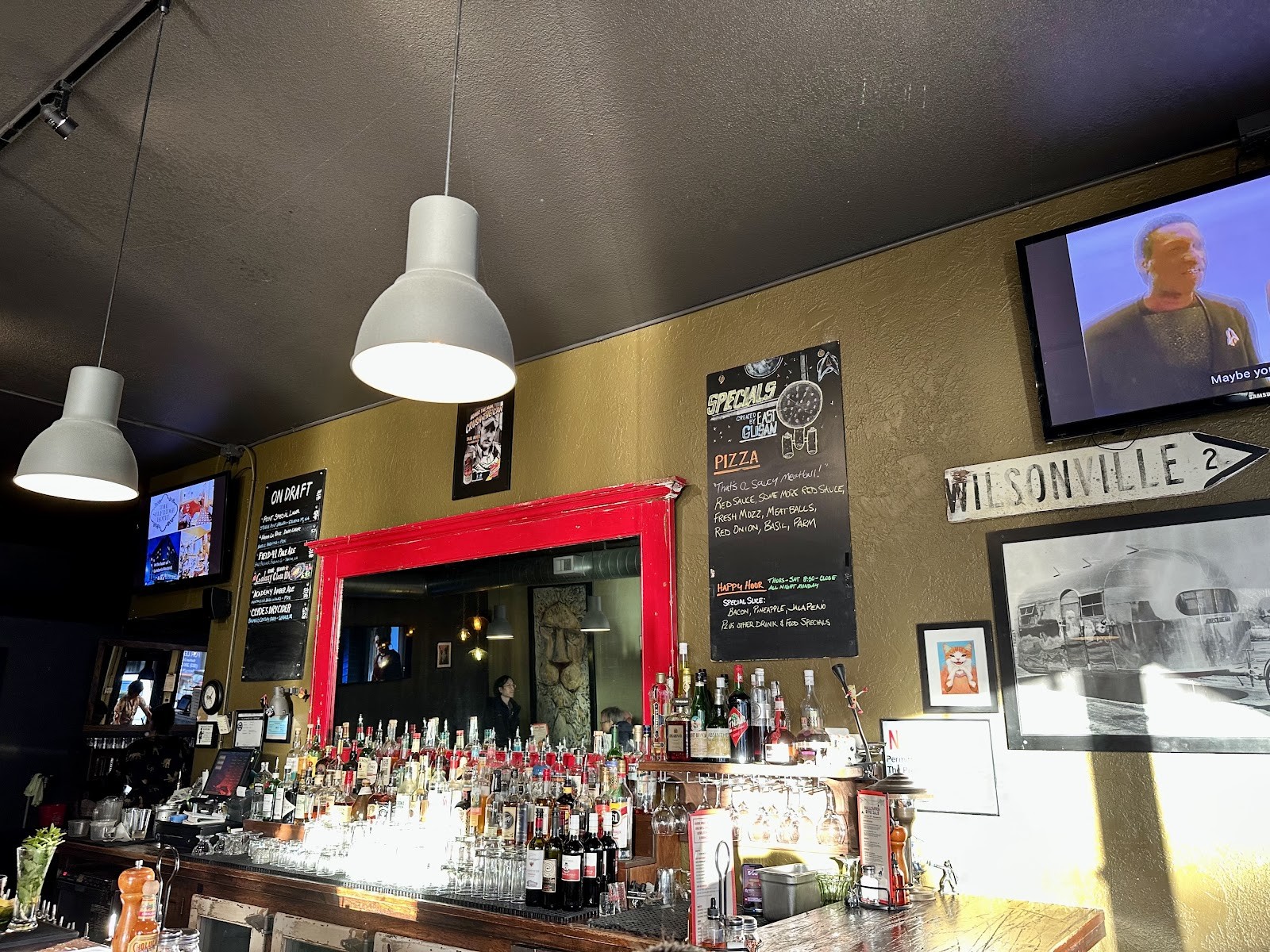 East Glisan Pizza Lounge: the place
