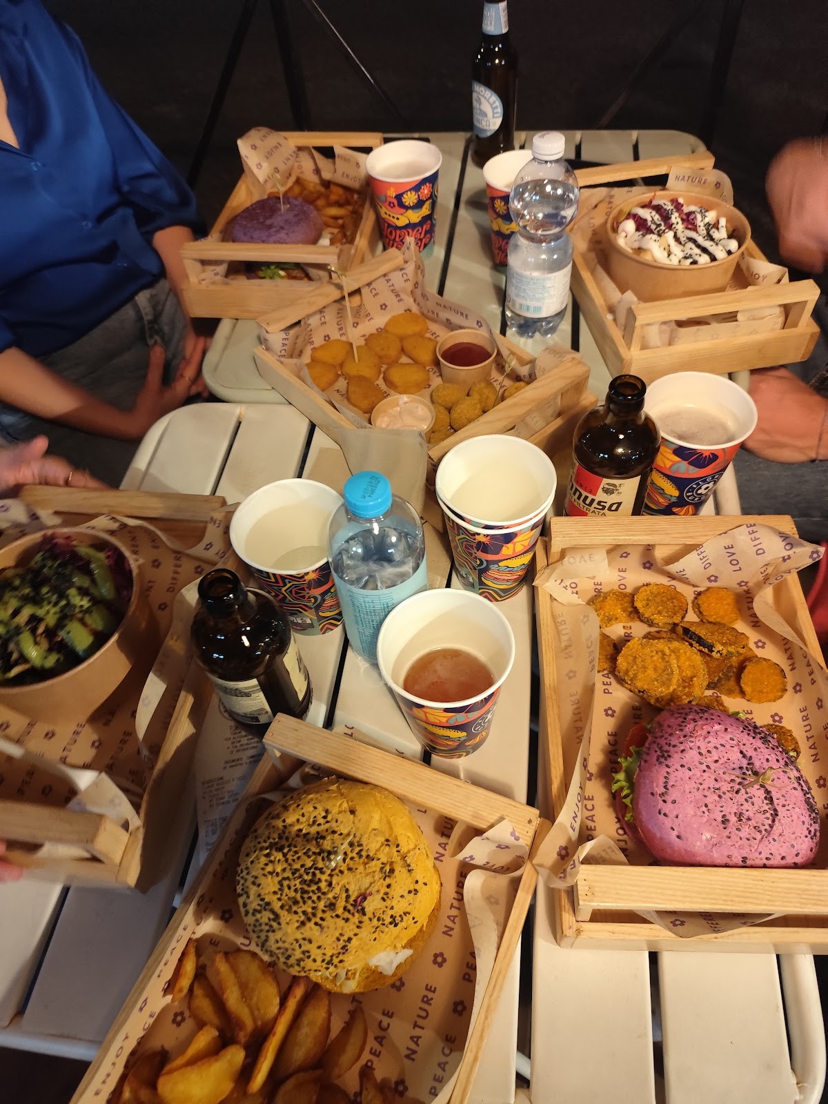 Flower Burger: food & drinks