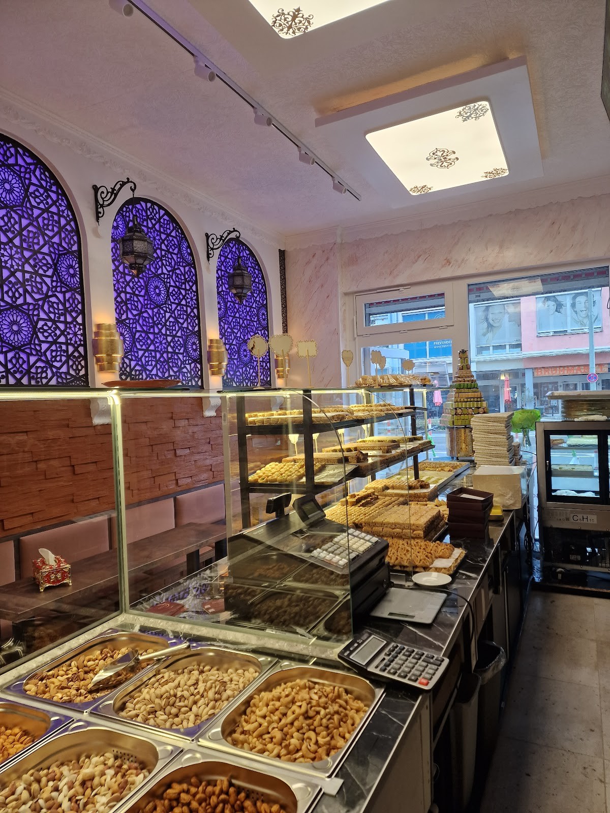 Baklavita Sweets & More حلويات ومكسرات سوريه فاخره فرانكفورت بكلافيتا: the place