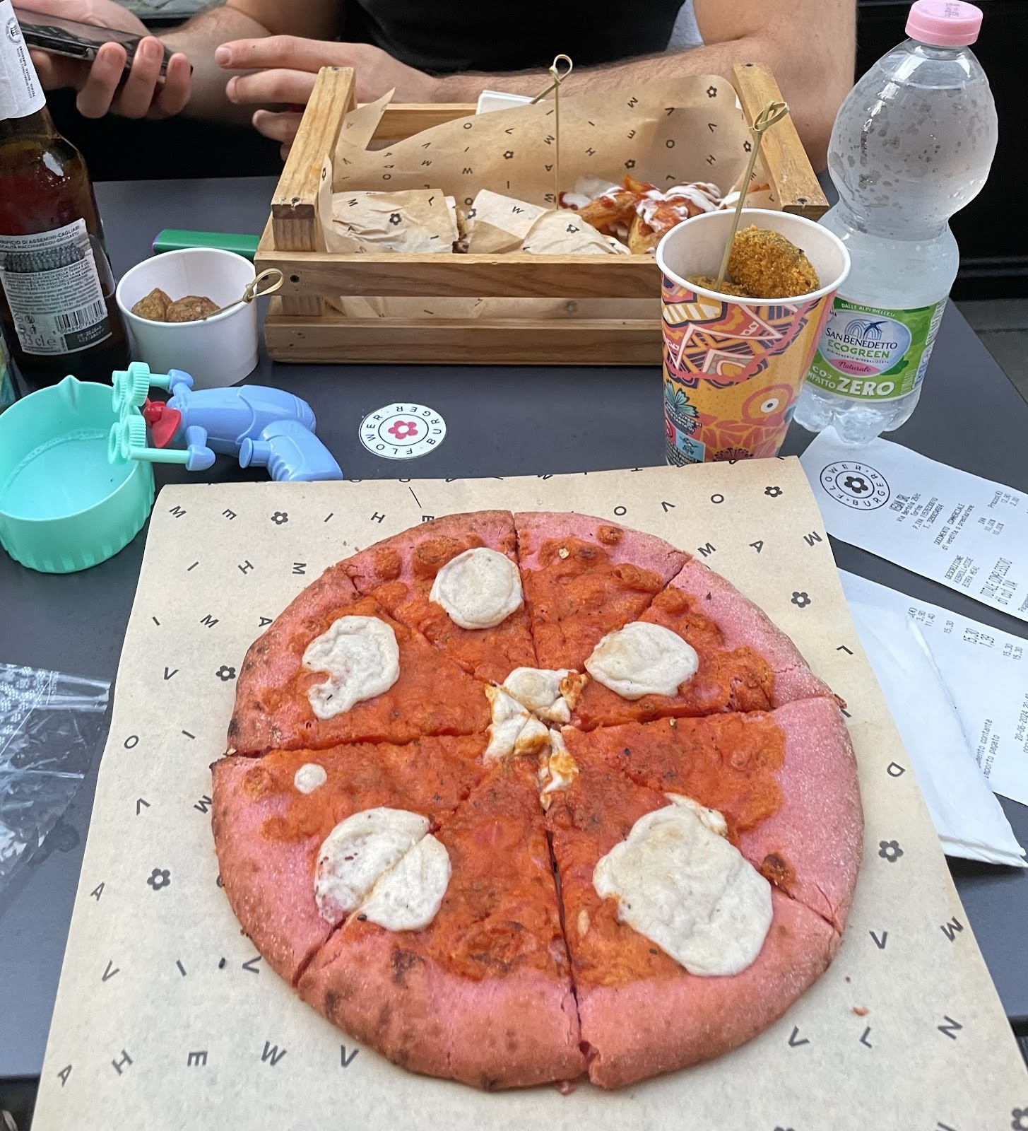 Flower Burger: food & drinks