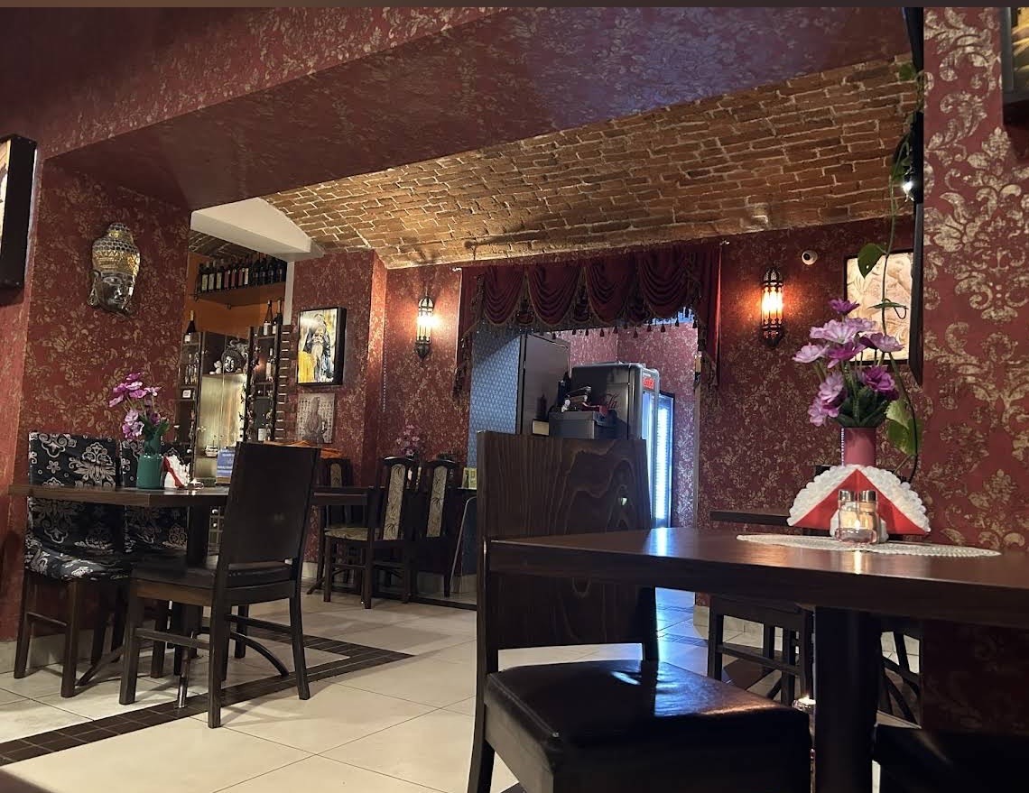 The Himalayan Treasure ,Halal Indian & Nepalese Restaurant, طعام حلال: the place