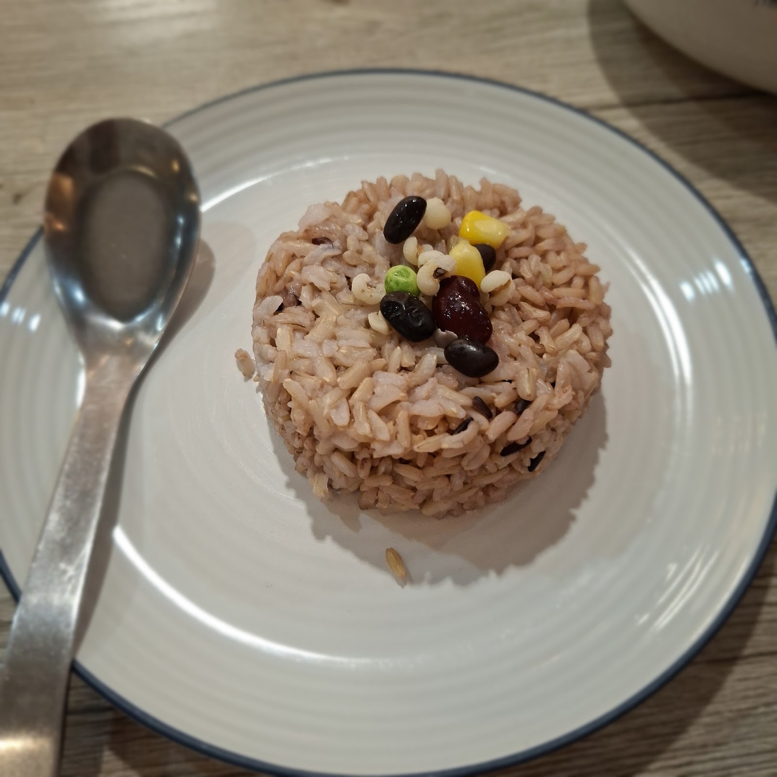 Khun Churn in White: food & drinks