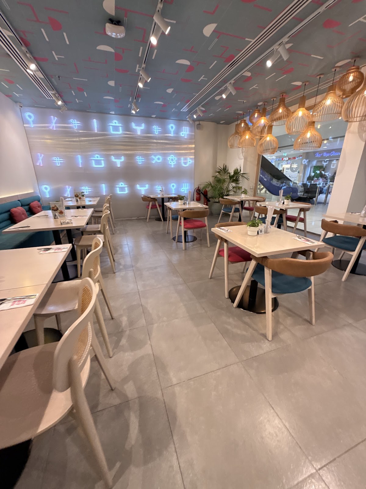 Eat Fuchsia - Bay Square: the place
