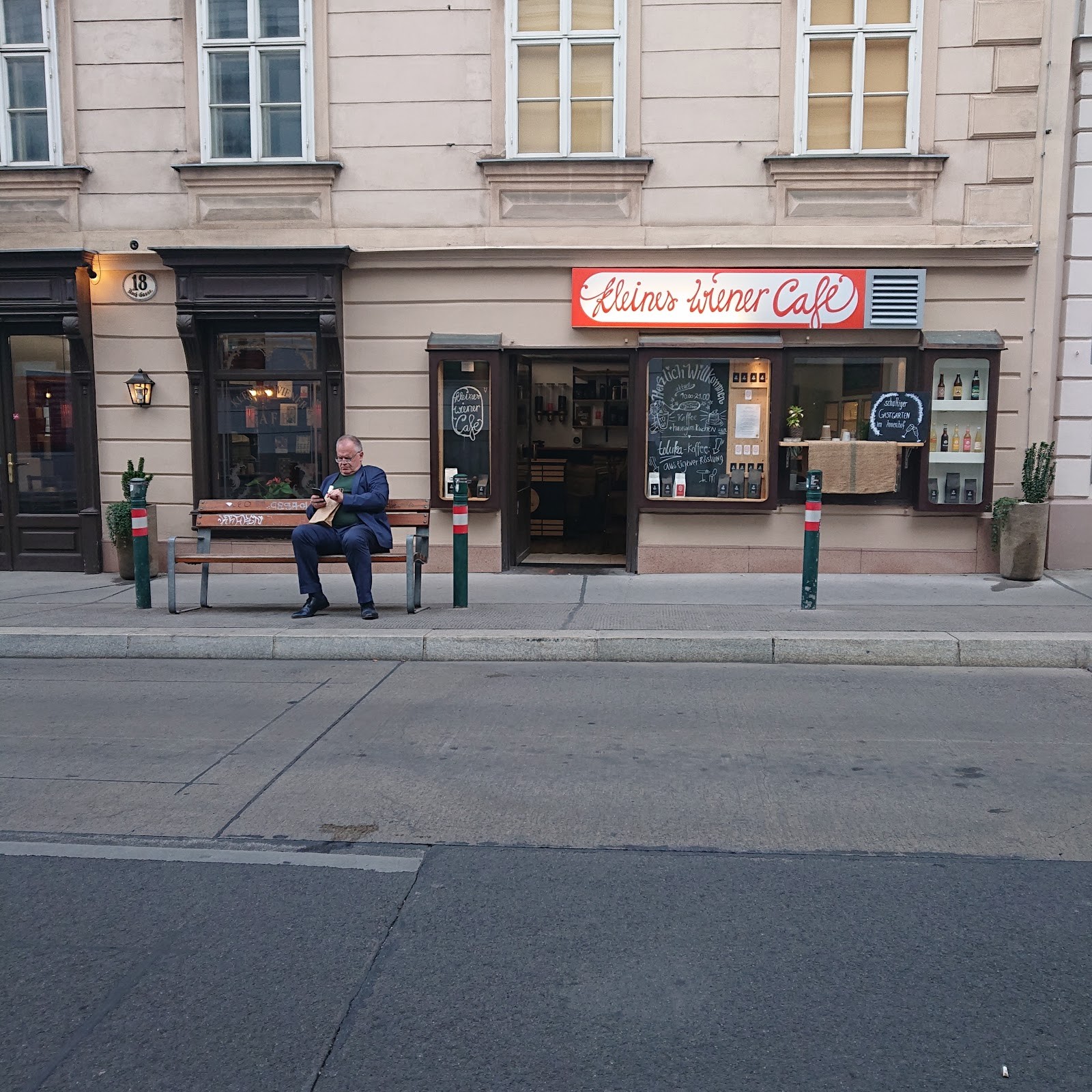 Kleines Wiener Café // Toluka Specialty Coffee Roasters: the place