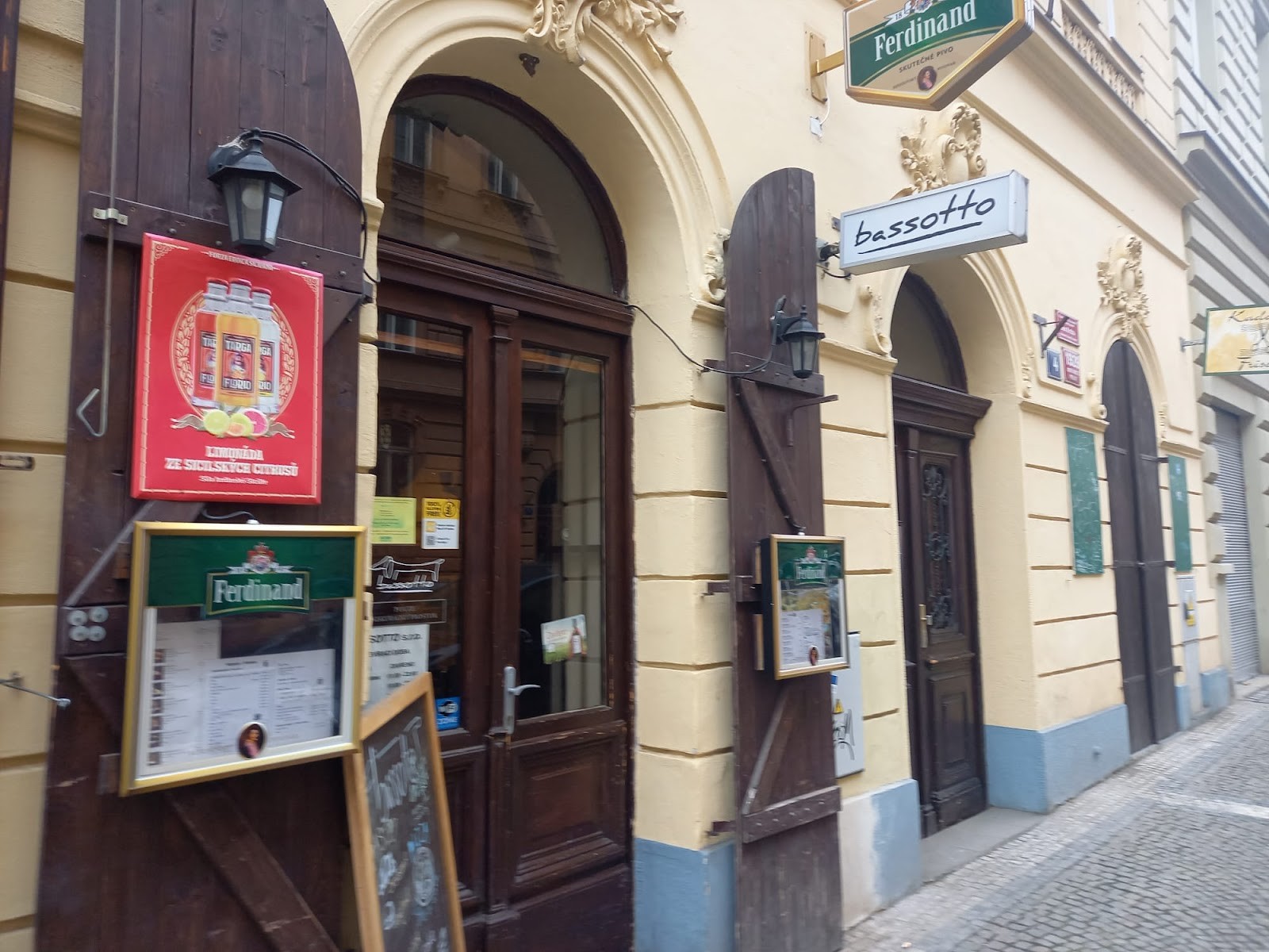 Bassotto - Kavárna - Vinárna: the place