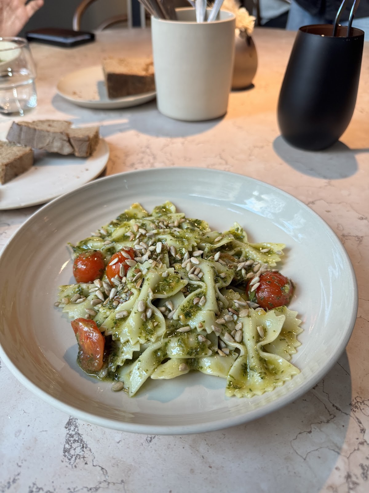LEUCHTENDROTER: food & drinks