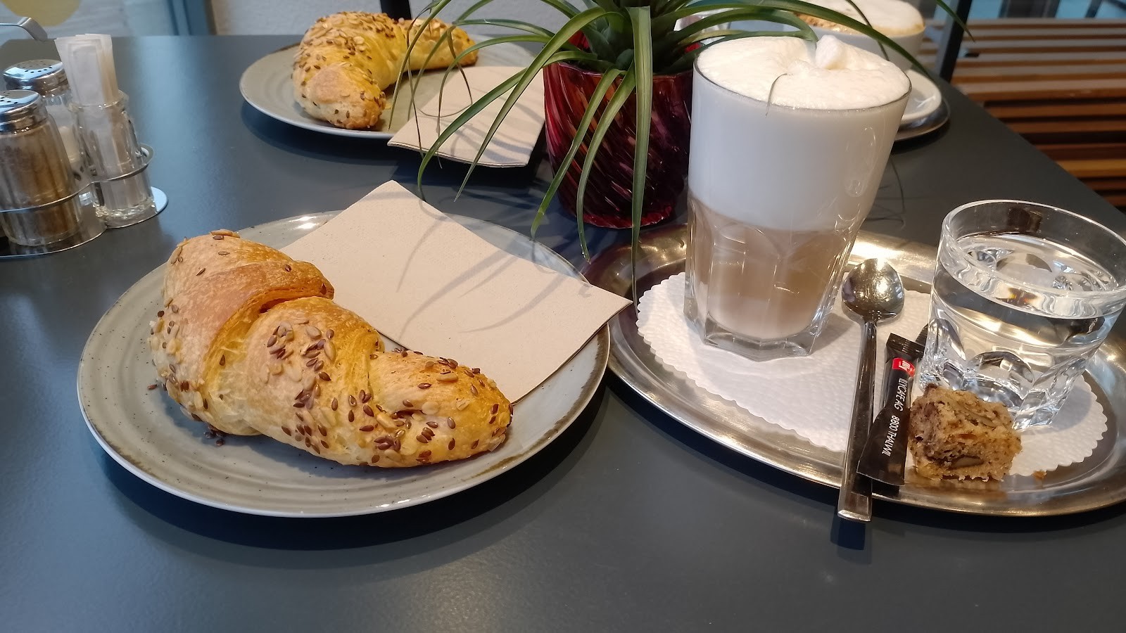 Enzian Vegane Bäckerei: food & drinks