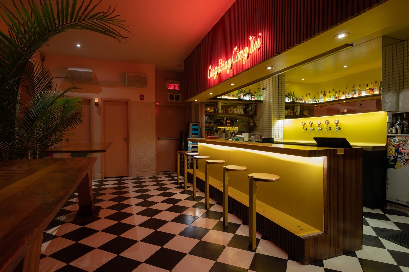 Le Red Tiger — Le Village | Restaurant vietnamien à Montréal: the place
