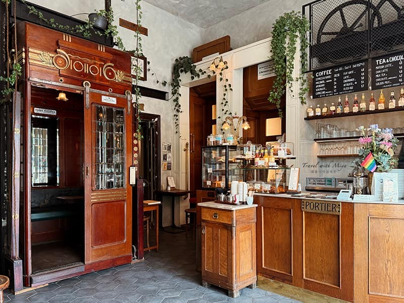 Aufzug Café: the place