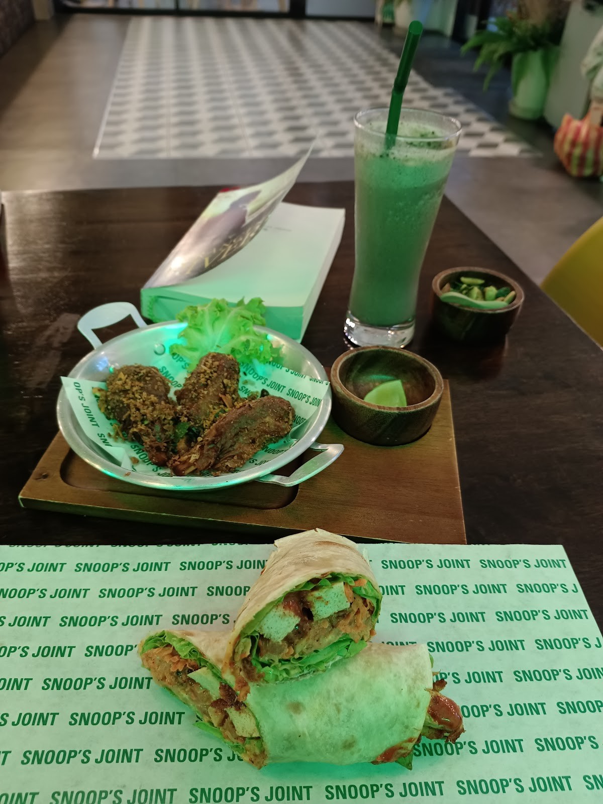 Snoop's Joint: food & drinks