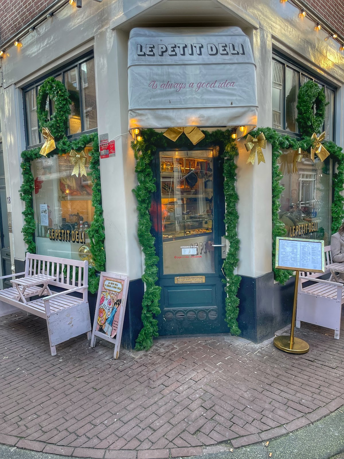 Le Petit Deli: the place
