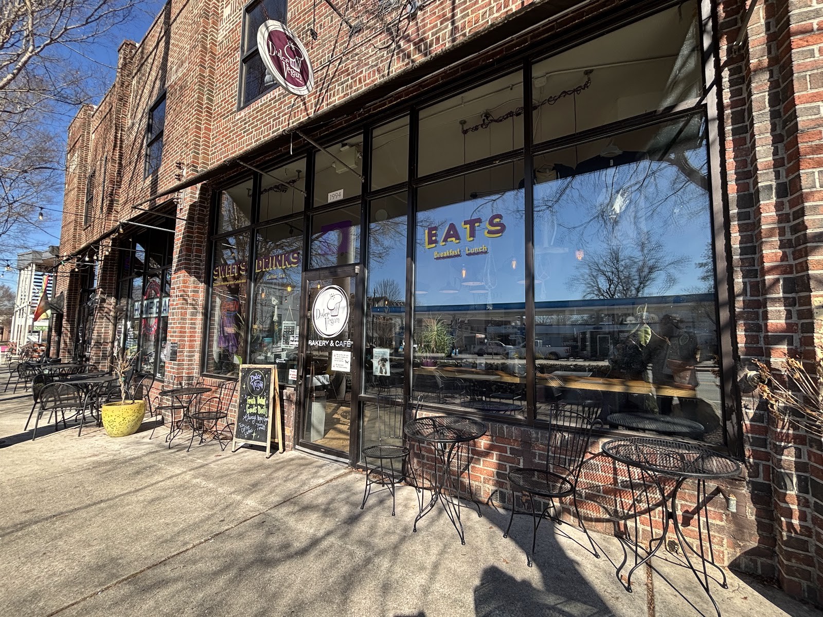 Dulce Vegan Bakery & Cafe: the place
