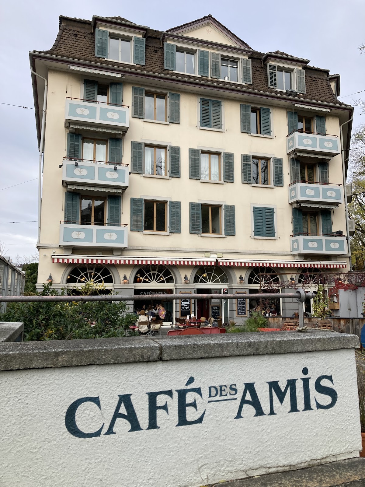 Café des Amis: the place