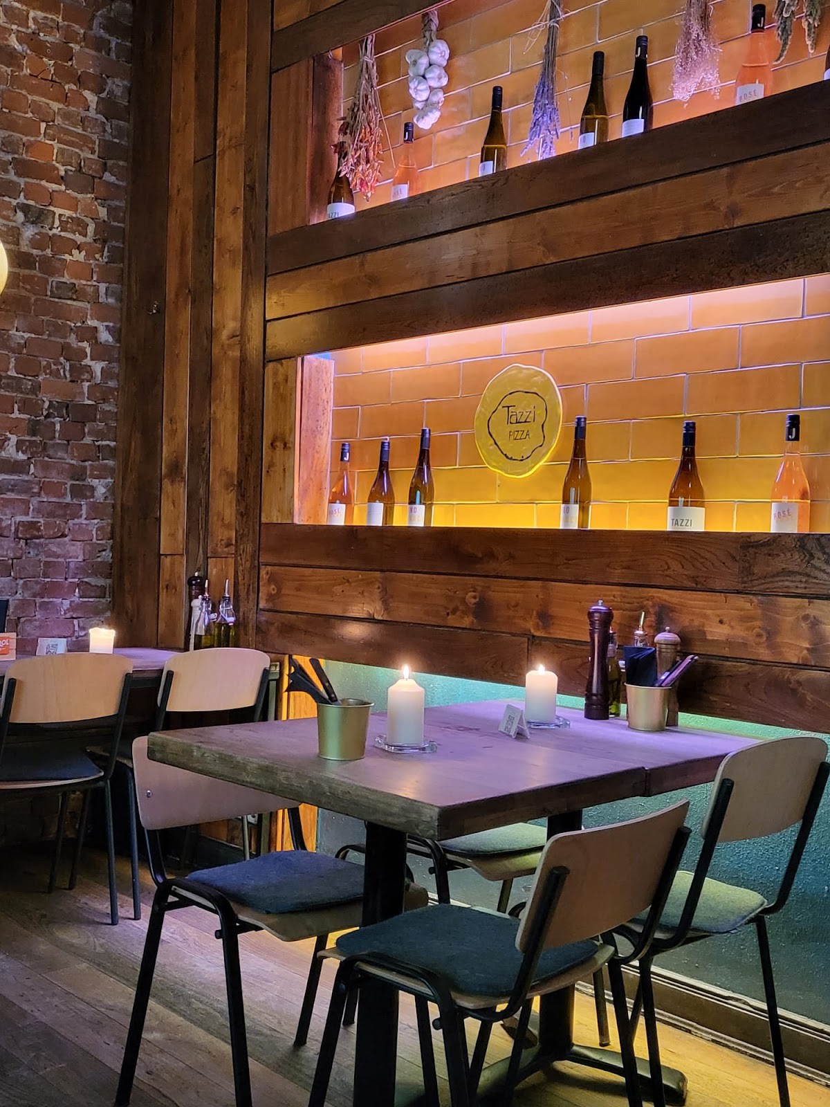 Tazzi Pizza: the place