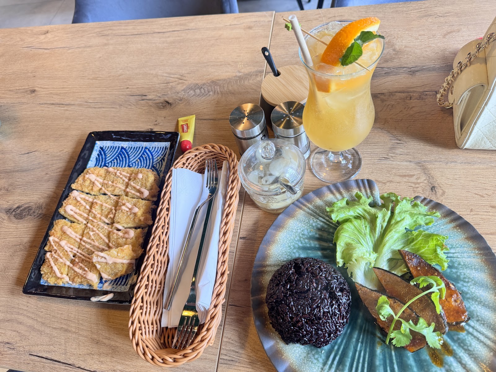 Moc Vegan: food & drinks