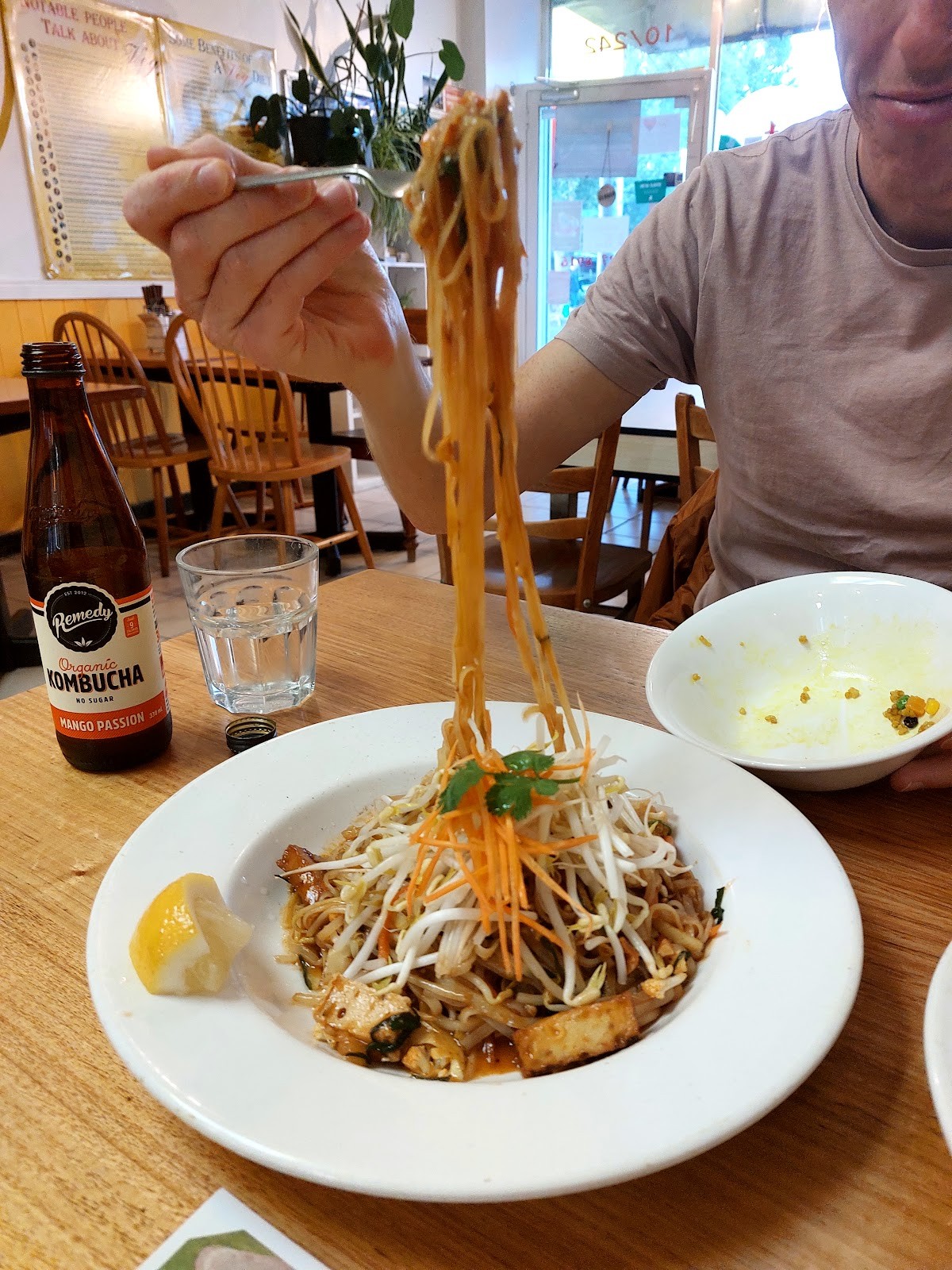 Loving Hut Richmond: food & drinks