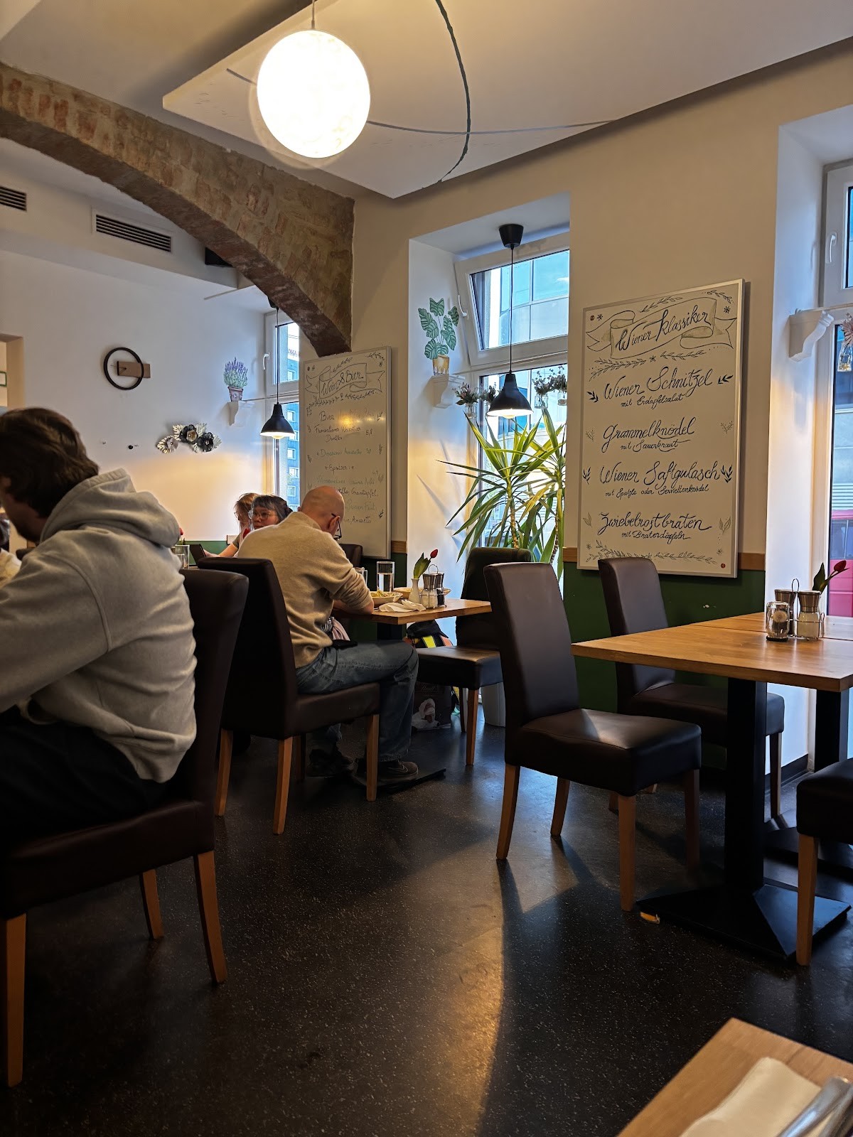 Velani Restaurant - 1120: the place