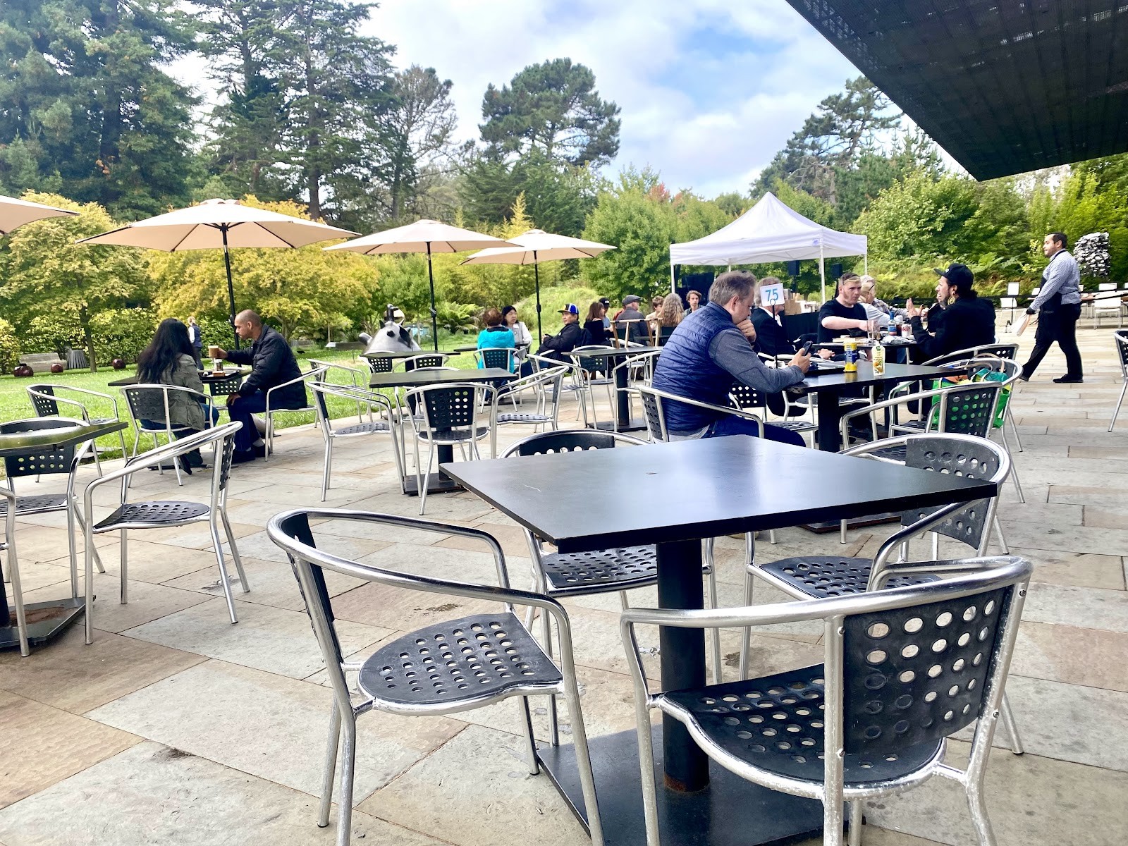 de Young Café: the place