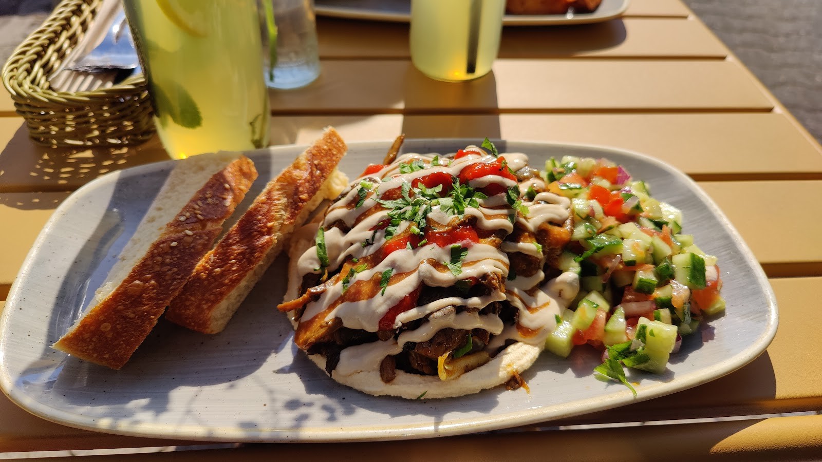 Kuli Alma: food & drinks