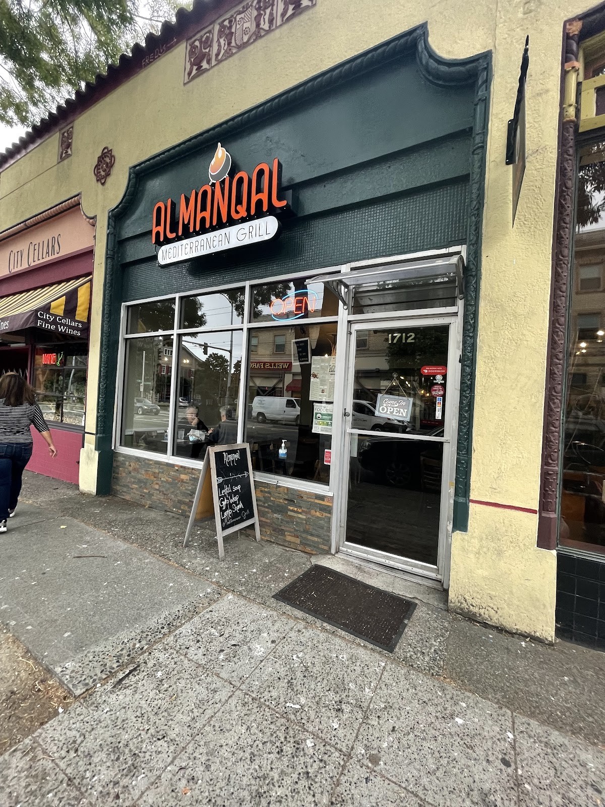 Almanqal Mediterranean Grill: the place