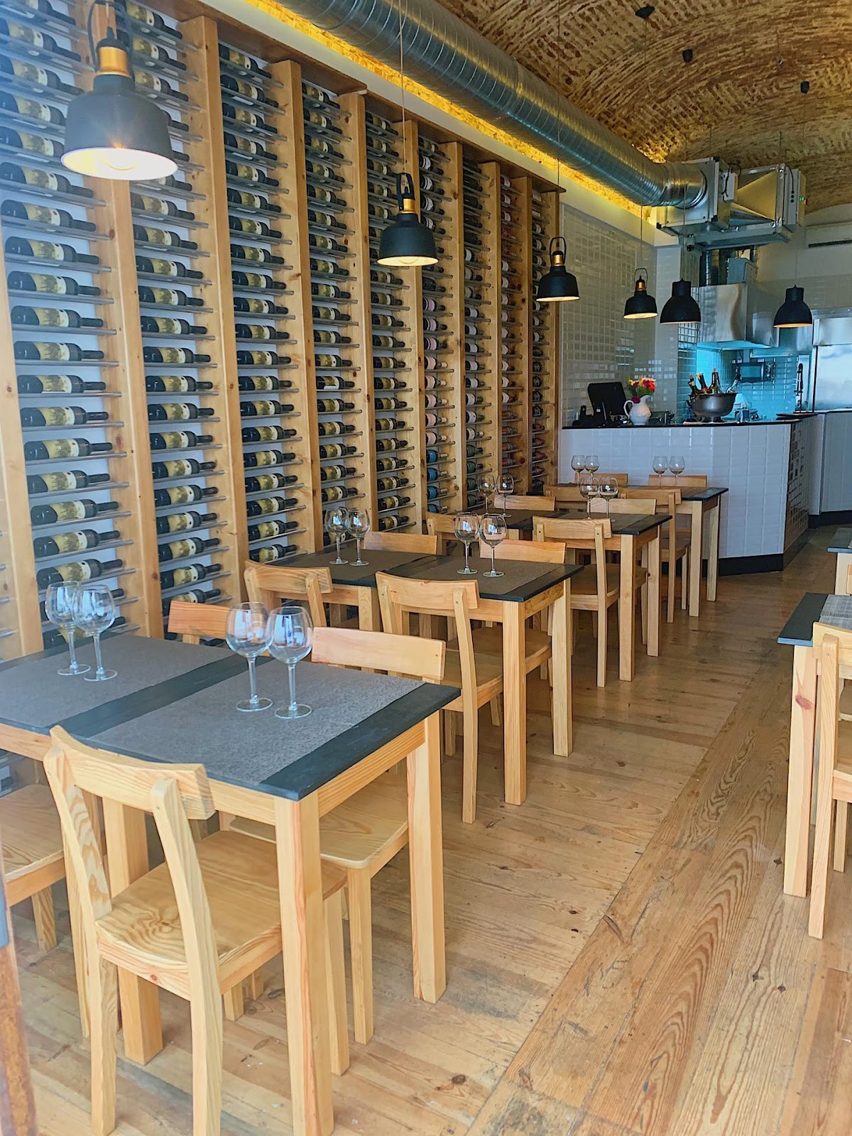 Antiga Wine Bar: the place
