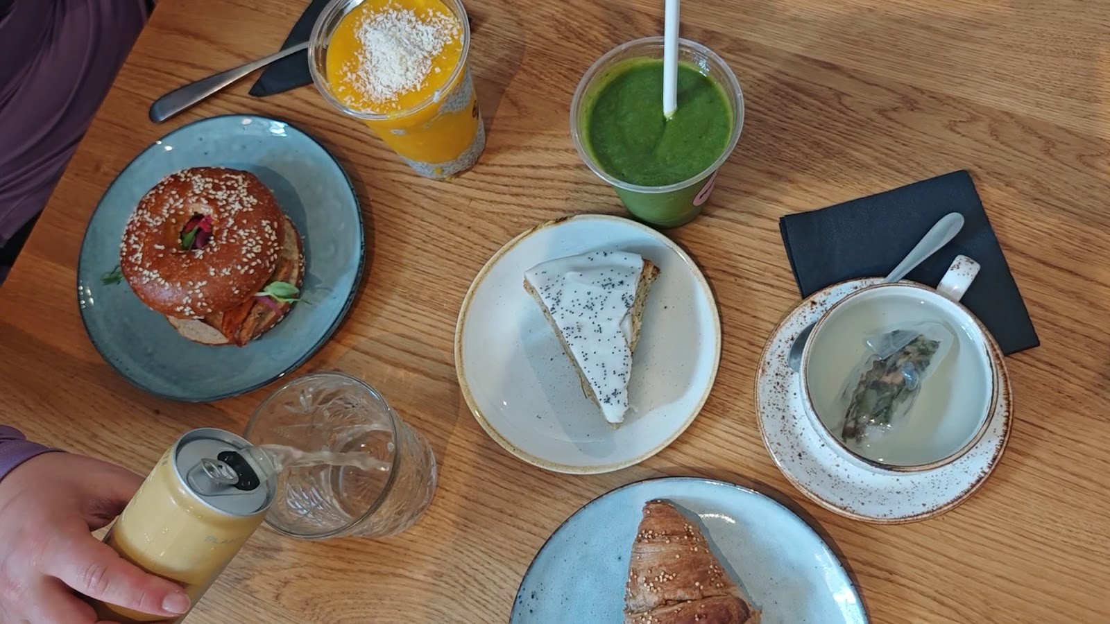 Roots Helsinki Yoga Studio & Cafe: food & drinks