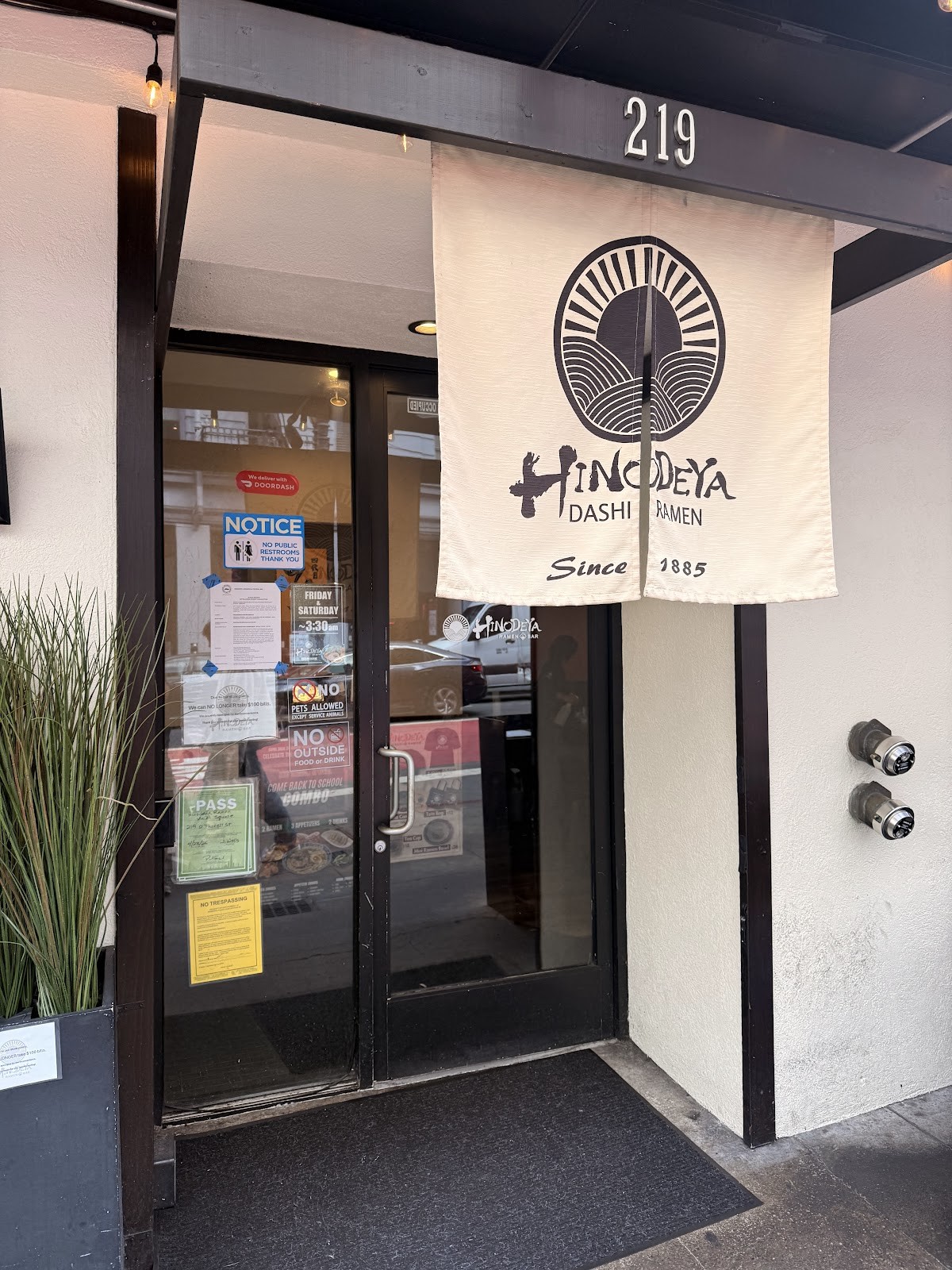 HINODEYA Ramen Union Square: the place