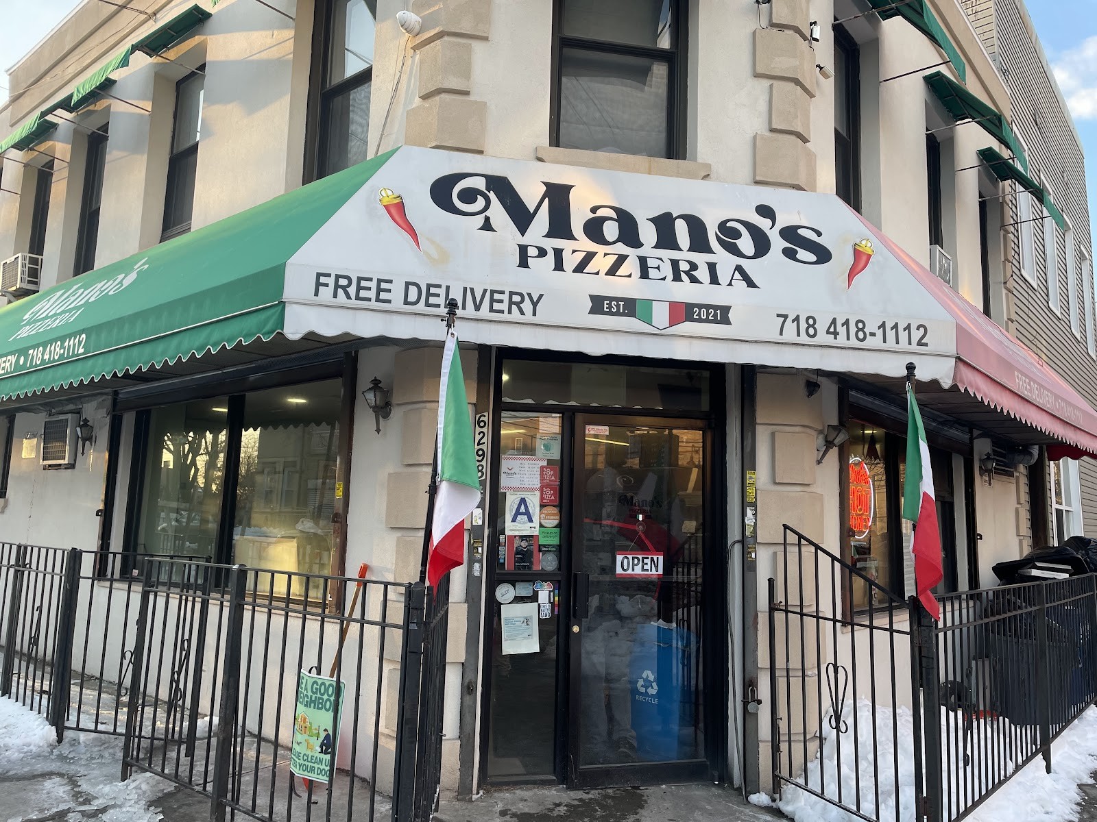 Mano's Pizzeria: the place